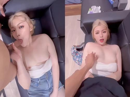 Dia cantik seperti bidadari Dia cantik seperti bidadari