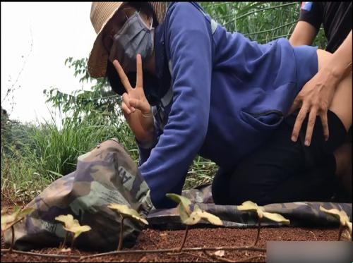 Isteri anjing berusia 24 tahun di padang Isteri anjing berusia 24 tahun di padang