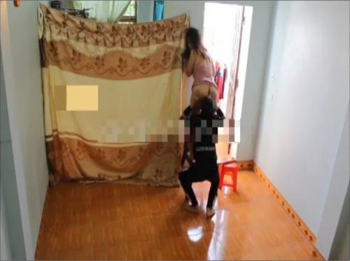 La sorella del vicino, che non indossava biancheria intima, ha chiesto al fratello minore di sistemare la casa La sorella del vicino, che non indossava biancheria intima, ha chiesto al fratello minore di sistemare la casa