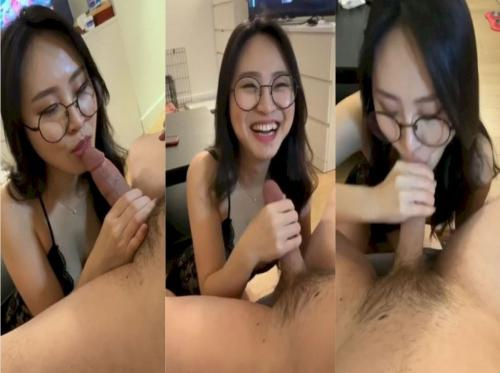 สาวแว่นที่มีทักษะการดูดไก่ที่น่าทึ่ง สาวแว่นที่มีทักษะการดูดไก่ที่น่าทึ่ง